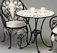 Кованый черно-белый столик