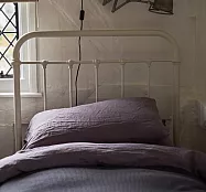 Кованая односпальная белая кровать