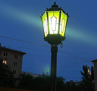 Уличный кованый фонарь