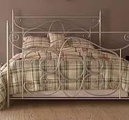 Белая кованая двуспальная кровать